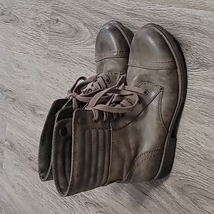Size 8.5 brown Roxy booties